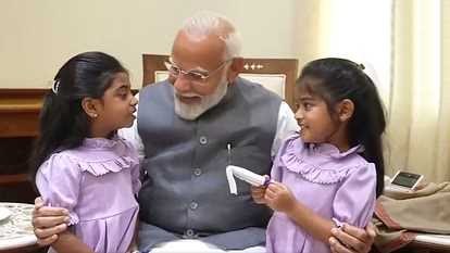 पीएम मोदी से दो खास मेहमान मिलने पहुंचीं दफ्तर, सुनाई कविता, वीडियो वायरल